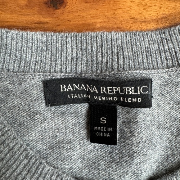 BANANA REPUBLIC Italian Merino Wool Blend Gray Stars Novelty Print Sweater S - Picture 5 of 6